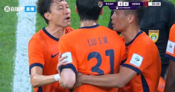 踩踏染红！罗森文动怒判罚怒指裁判，李霄鹏不断挥手闪现“下来”